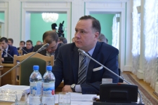 слушаний по изменениям в Устав возглавил председатель комитета по вопросам МСУ Ринат Карымов