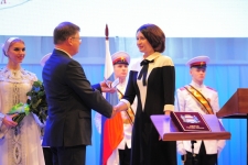 Впервые удостоверение мэра подписал председатель Омского городского Совета