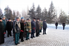 Участники акции поклонились монументу Матери-сибирячке  и минутой молчания почтили память солдат и офицеров. 