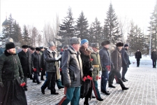 Под залпы оружейных салютов и гимн Российской Федерации омичи возложили цветы к мемориалу Сыновьям Омской земли