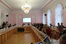 Председатель комитета Виталий Путинцев напоминает выступающим о регламенте