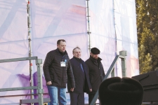 Депутаты приветствуют собравшихся