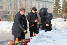 В огне погибли 64 человека, в том числе 41 ребенок.