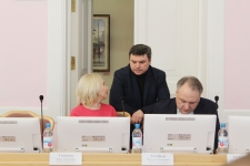 Депутаты Инна Гомолко, Максим Астафьев и Юрий Козловский 