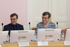 Депутаты Аркадий Лунёв и Александр Мураховский перед началом комитета