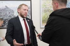 Заместитель председателя горсовета Андрей Ткачук дает интервью после комитета