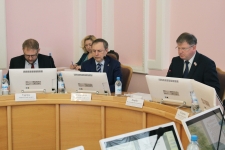 Председатель комитета по регламенту и вопросам организации работы горсовета Владимир Корбут, первый вице-спикер Юрий Тетянников и вице-спикер Андрей Ткачук