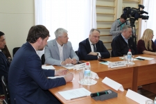 Во время круглого стола депутаты отметили, что начинать сотрудничать лучше с конкретики. Своими предложениями делились Андрей Ткачук, Виталий Путинцев, Дмитрий Лицкевич, Алексей Саяпин, Алексей Провозин, Дмитрий Петренко.