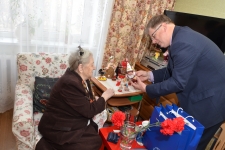 Вера Филипповна Кузнецова рассказывает депутату о патриотической работе, которую проводит клуб, и о своих увлечениях