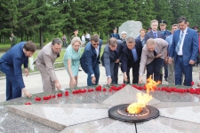 Депутаты возложили цветы в парке Победы и на Старо-Северном кладбище