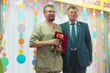 Владимир Корбут вручил Почетные грамоты Омского городского Совета сотрудникам БСМП-1